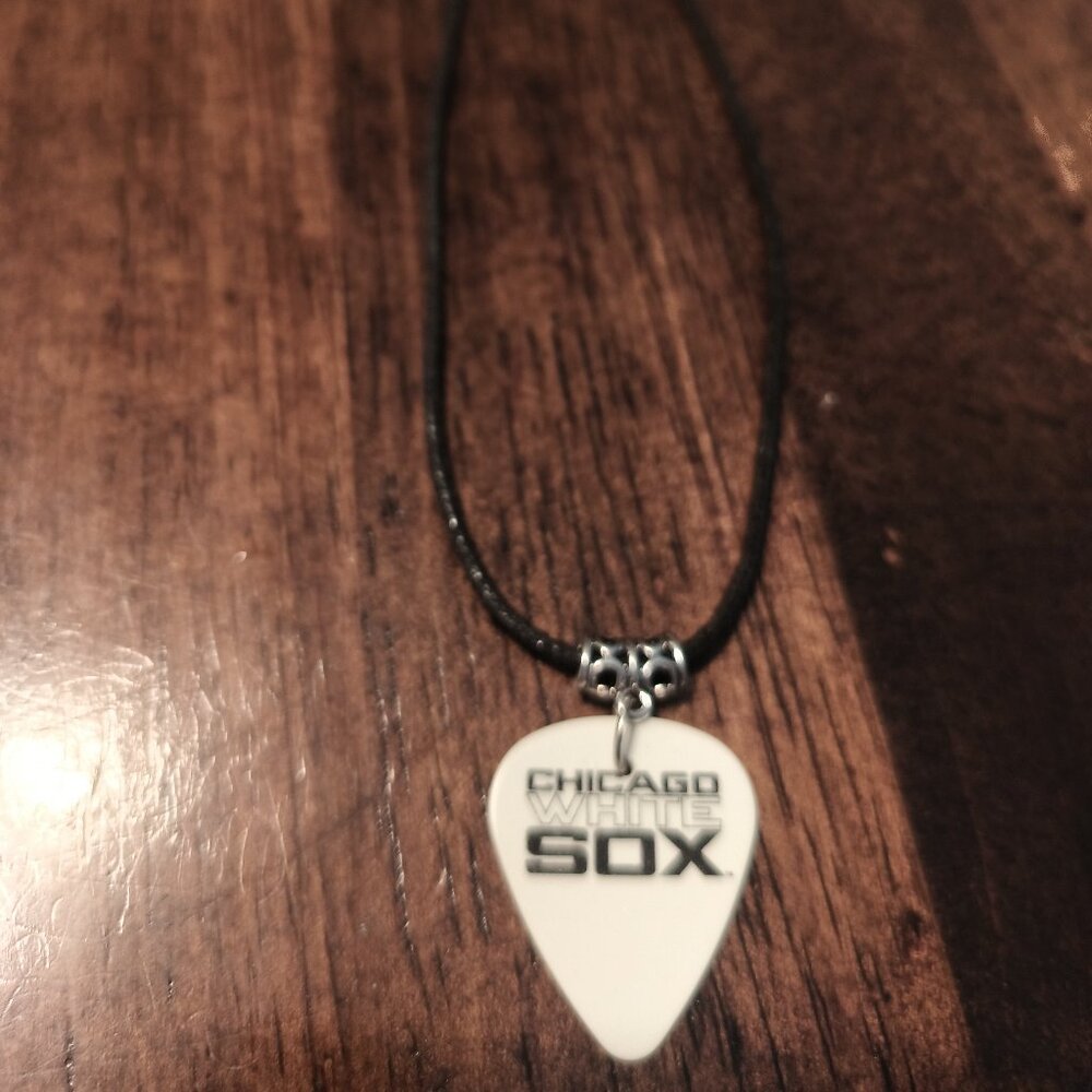 CHICAGO WHITE SOXS GUITAR PICK NECKLACE